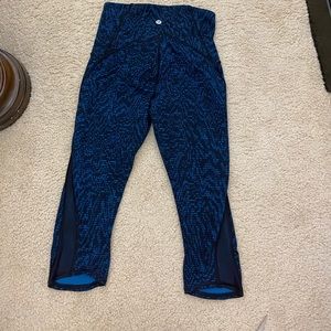 Black and blue Lululemon cropped leggings
